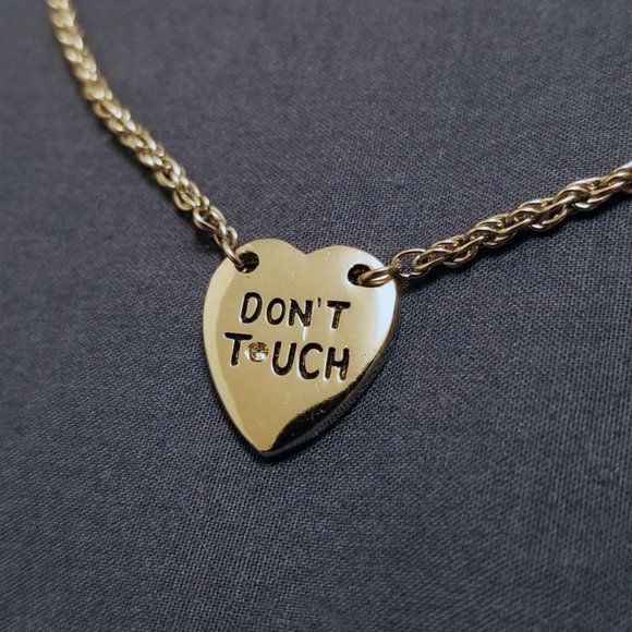 Vintage Don't Touch heart shaped pendant short collar choker chain necklace - Picture 2 of 3